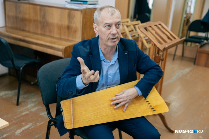 Александр Соловьев и созданный им инструмент Александр Соловьев и созданный им инструмент