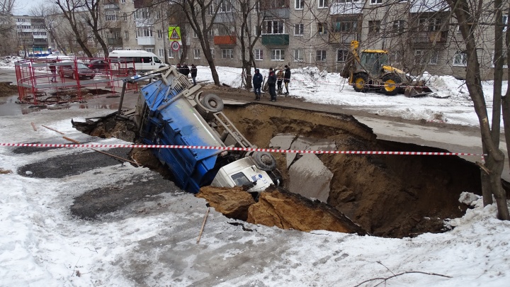 Живущие рядом с местом в Закамске, где прорвало коллектор и под асфальт ушел мусоровоз, годами жаловались на запах канализации
