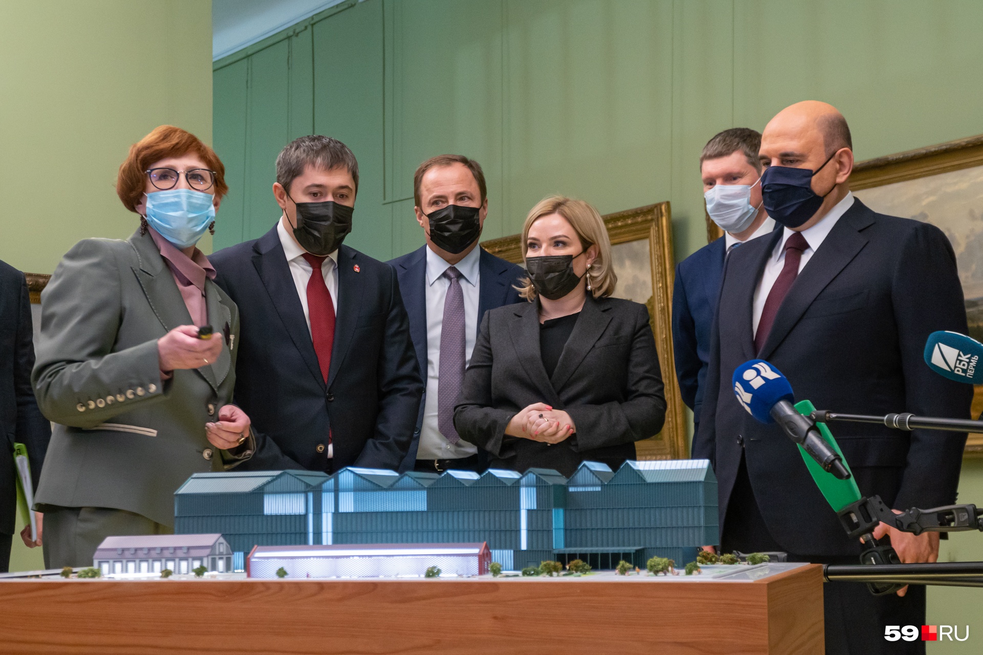 Юлия Тавризян рассказывает губернатору и министрам о будущем здании