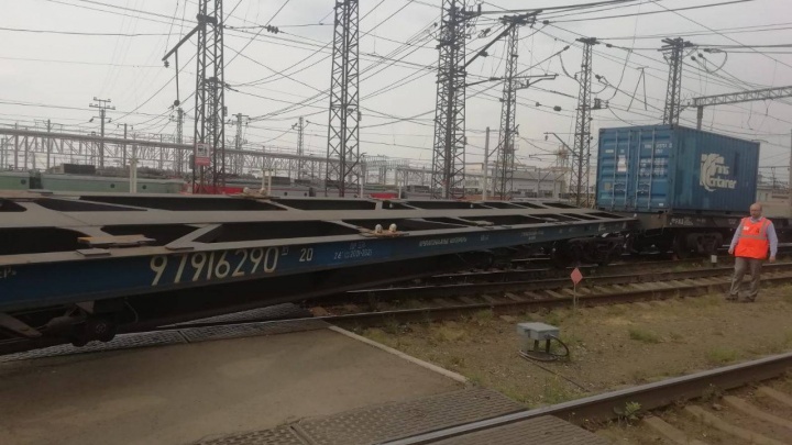 На железнодорожной станции в Екатеринбурге сошли с рельсов вагоны