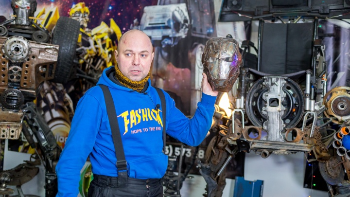 «Шестеренки у меня в голове крутятся»: механик из Дивногорска 10 лет делает роботов из металлолома