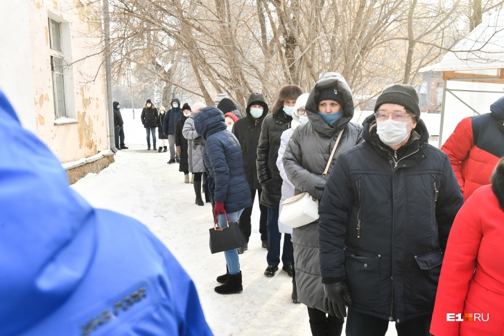 Екатеринбург продолжает стоять в очередях в больницы