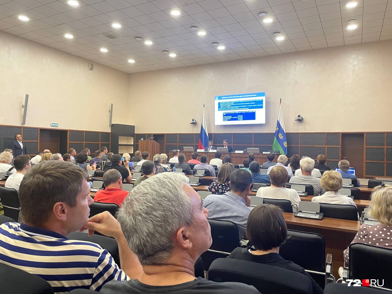 Вряд ли горожане остались довольны ответами властей. Некоторые из собравшихся разочарованные ушли еще до завершения встречи Вряд ли горожане остались довольны ответами властей. Некоторые из собравшихся разочарованные ушли еще до завершения встречи
