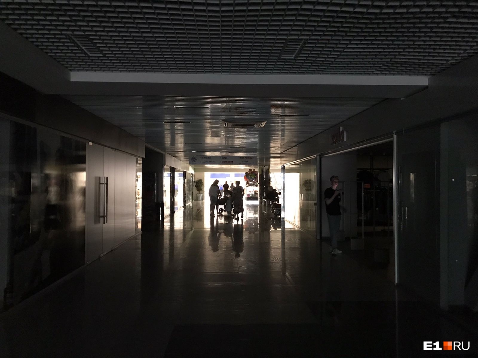 В крупном торговом центре Екатеринбурга пропало электричество. Объясняем, что произошло