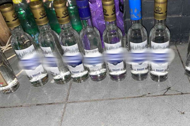 Бутылки водки были изъяты в точках, где продавали контрафактный алкоголь