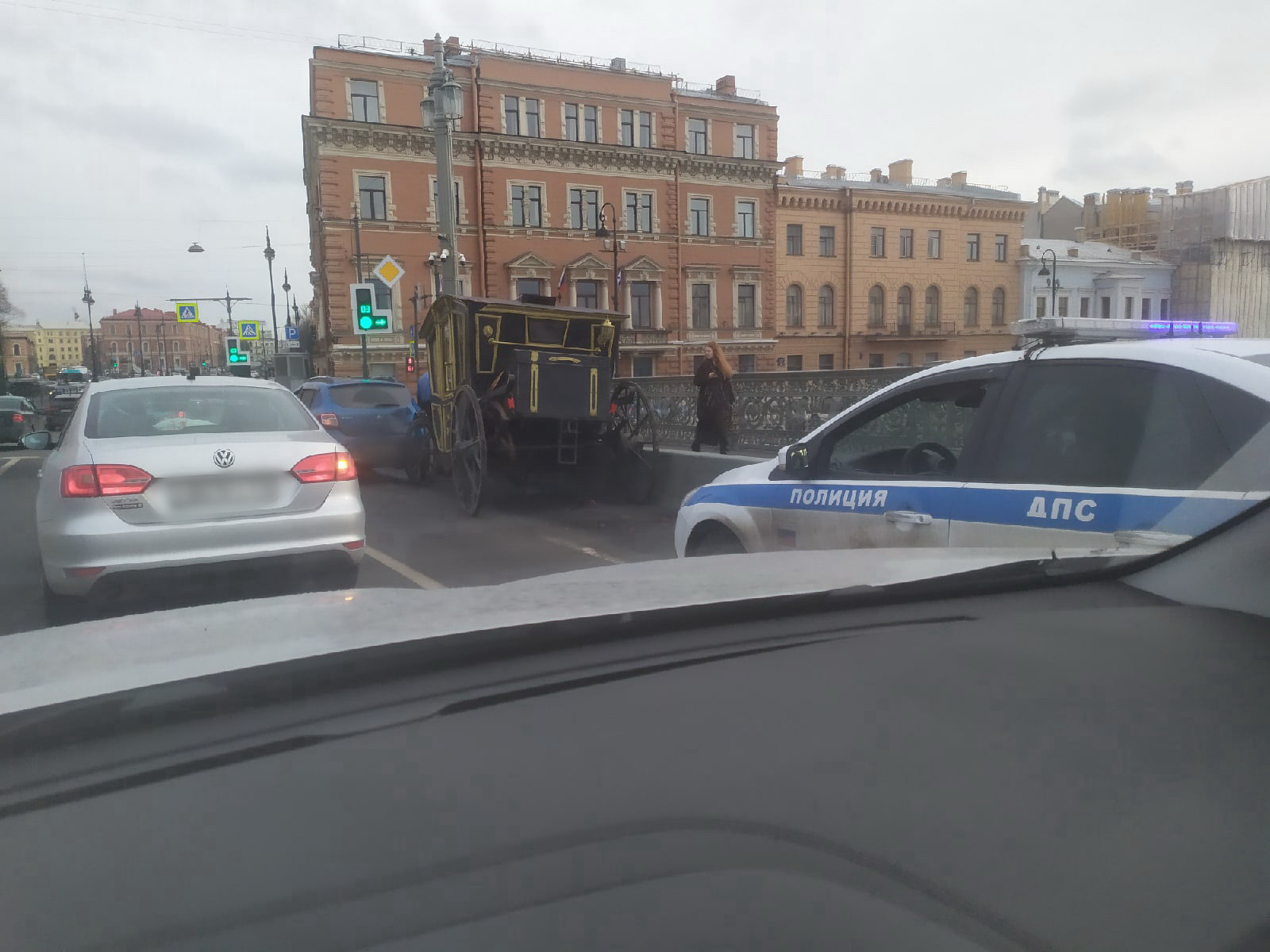 Фонтанка спб новости происшествия. На Благовещенском мосту авария с каретой. ДТП С каретой. ДТП С каретой в Санкт-Петербурге. Съезд с Благовещенского моста.