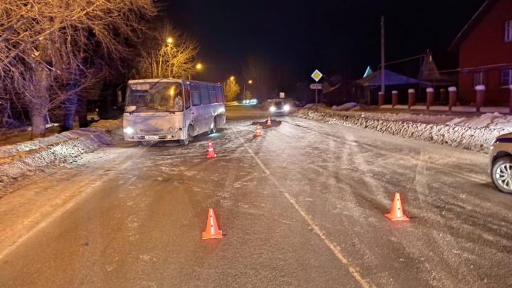 В Екатеринбурге автобус насмерть сбил пешехода в черной одежде, который пытался остановить поток машин рукой