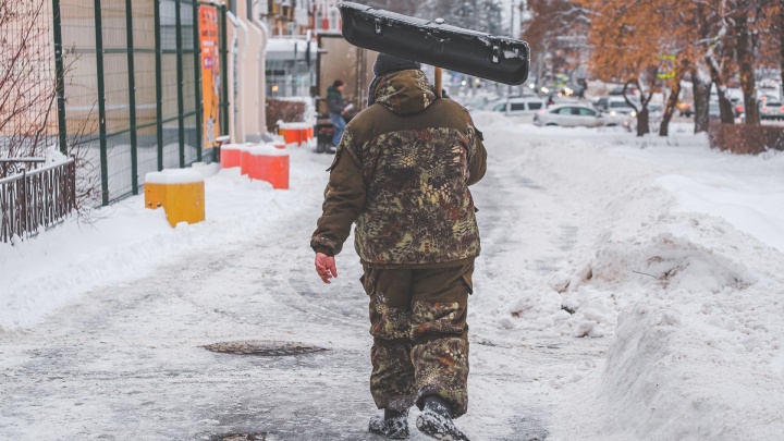 Много работающей техники и узкие тропинки на тротуарах: фоторепортаж о заваленной снегом Перми