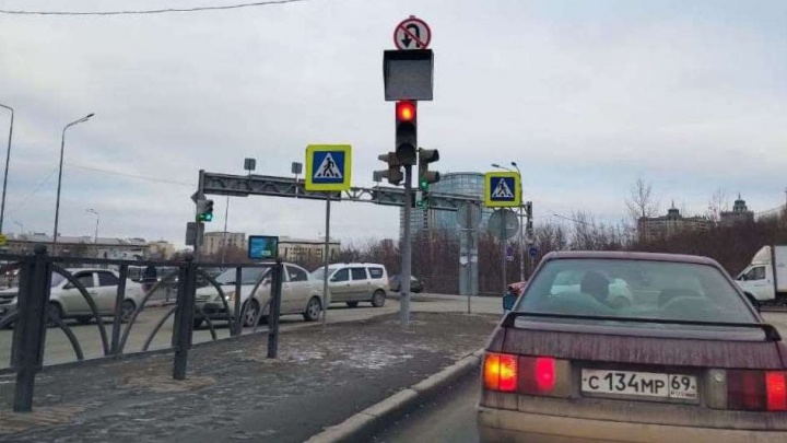 На сложном перекрестке в Екатеринбурге по хитрой схеме запретят и при этом разрешат разворот