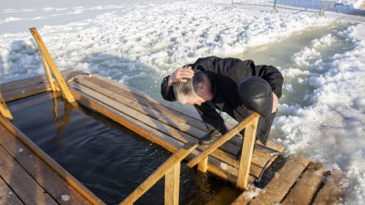 Ныряют главы и мэры: Ярославская область празднует Крещение. Показываем в режиме онлайн