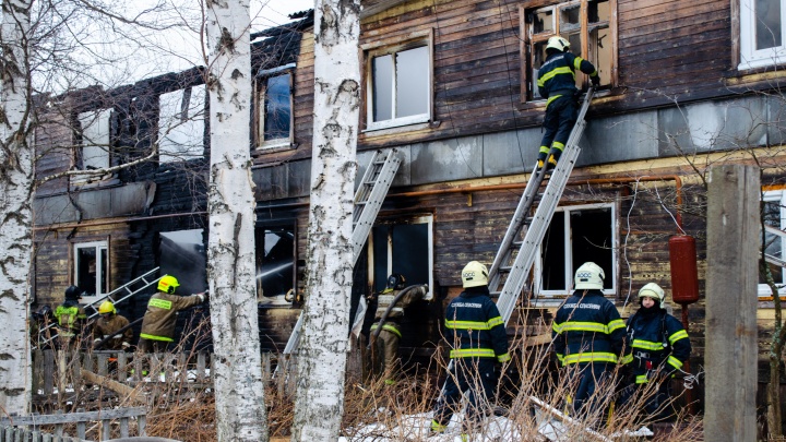 «Сплю, и вдруг вся квартира трясется»: репортаж из двора в Архангельске, где с грохотом вспыхнул дом