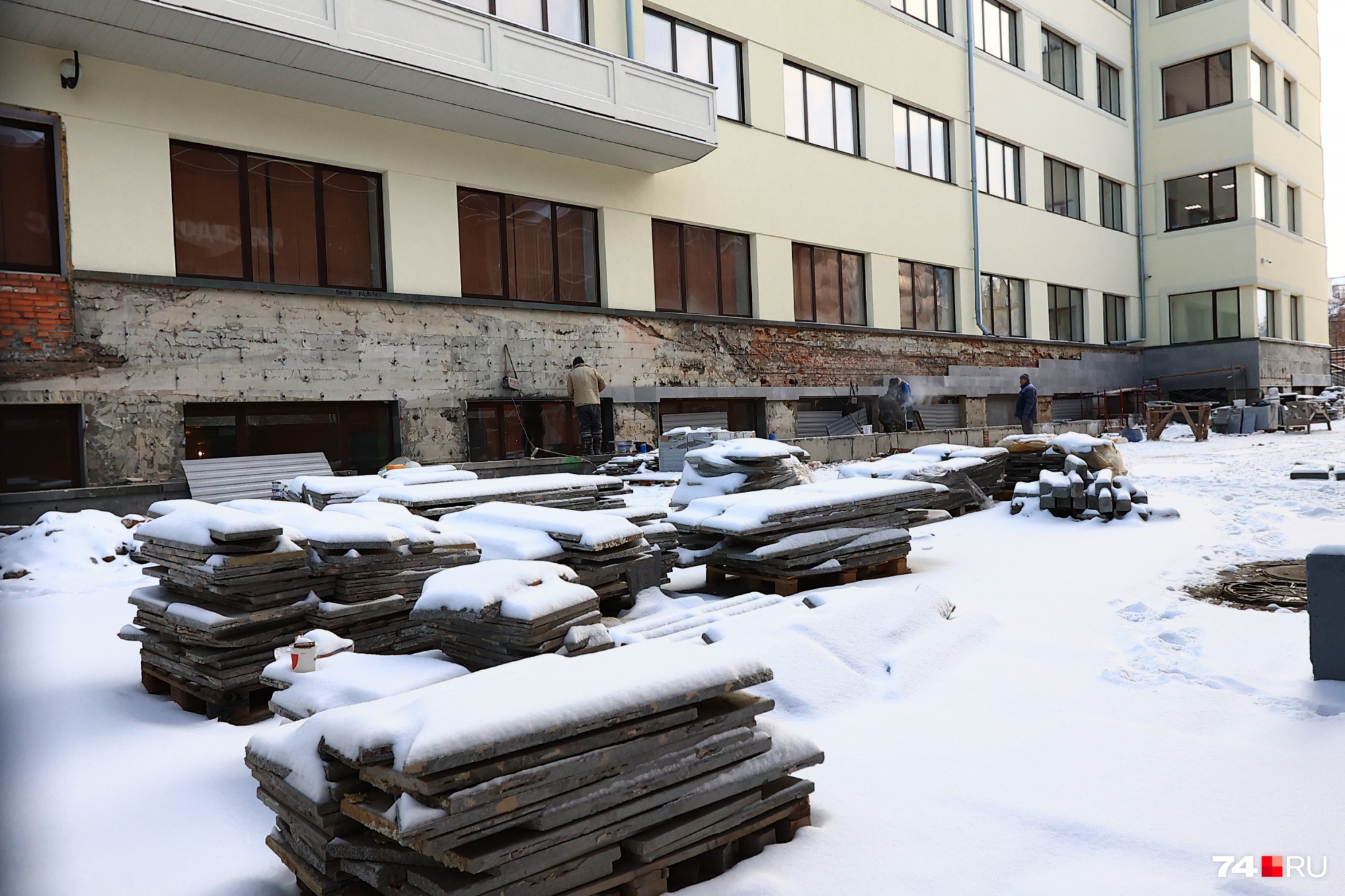 Продолжают отделывать фасад Продолжают отделывать фасад