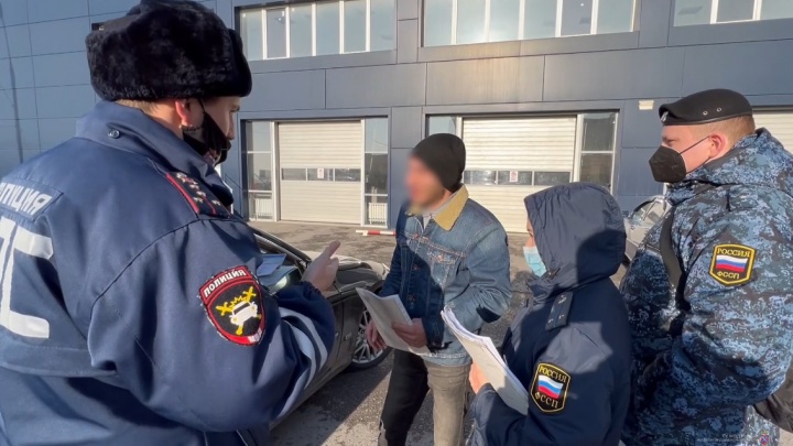 Судебные приставы арестовали иномарку волгоградца, накопившего штрафов на 150 тысяч рублей