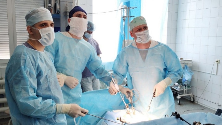 Кемеровские врачи спасли мужчину с аномальным строением органов. Операция длилась шесть часов