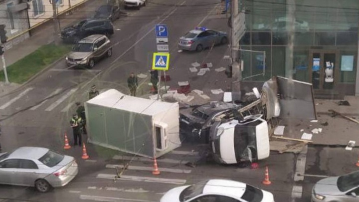 В Краснодаре на улице Северной BMW на огромной скорости снесла «Газель». Виновник ДТП был пьян