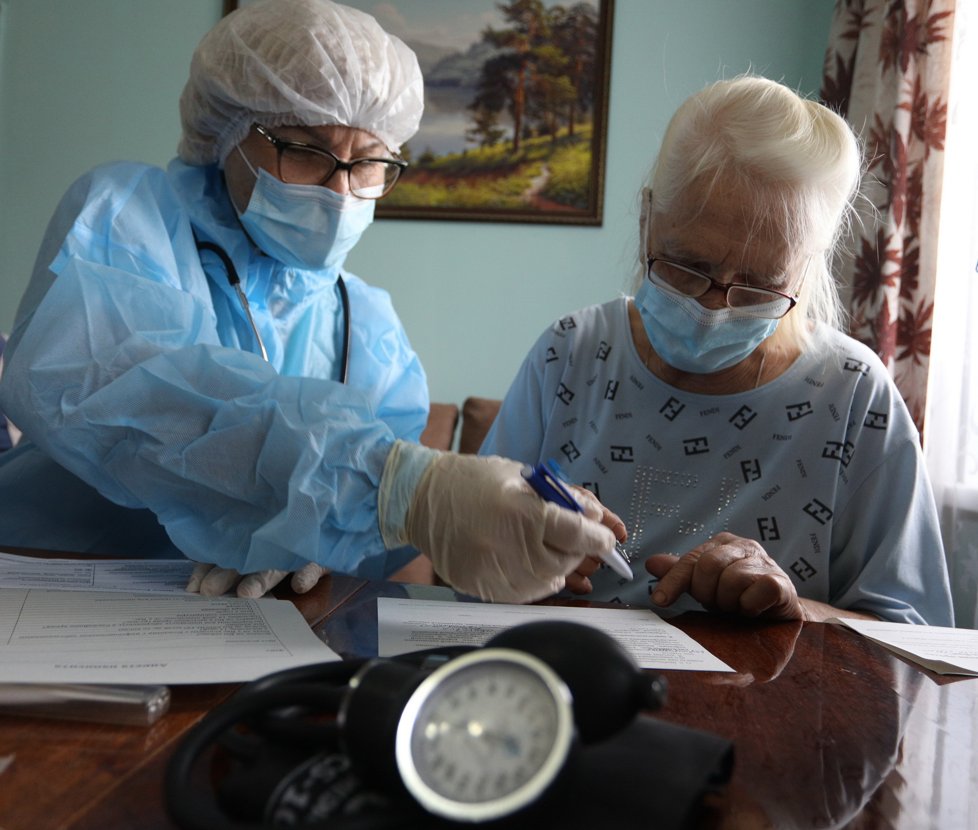 Обязаны, но не должны? Семь вопросов о вакцинации от COVID-19 людей старше 60 в Петербурге