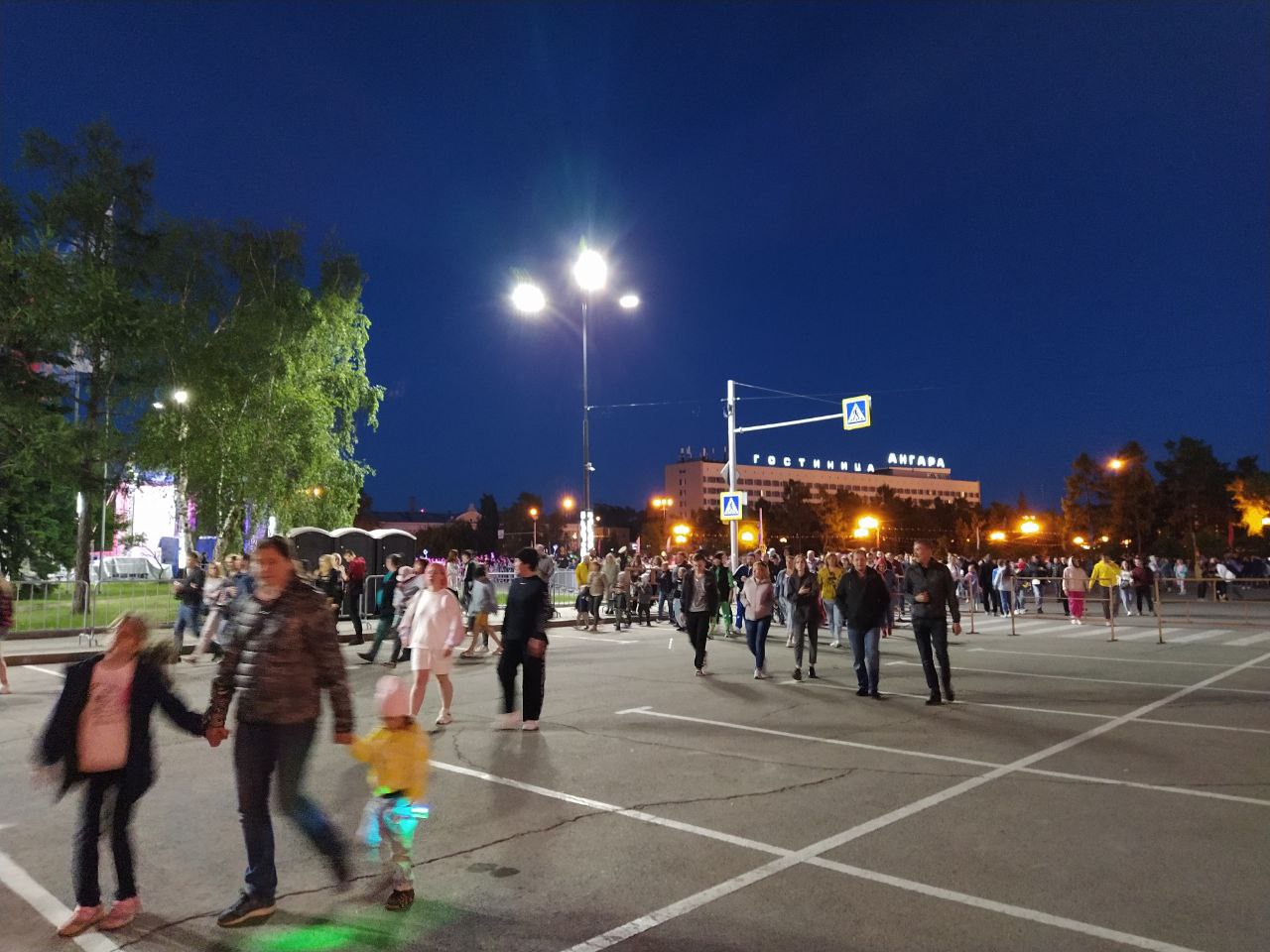 Проходит день города. С днем города. Люди в городе. Сквер Иркутск. День города Иркутск 2022.