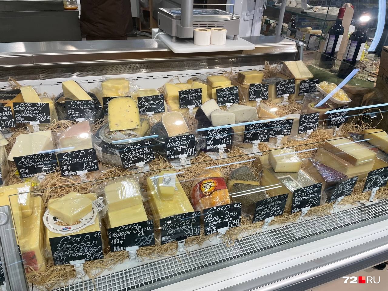 В продаже много сыров из Швейцарии, например, овечий с трюфелем