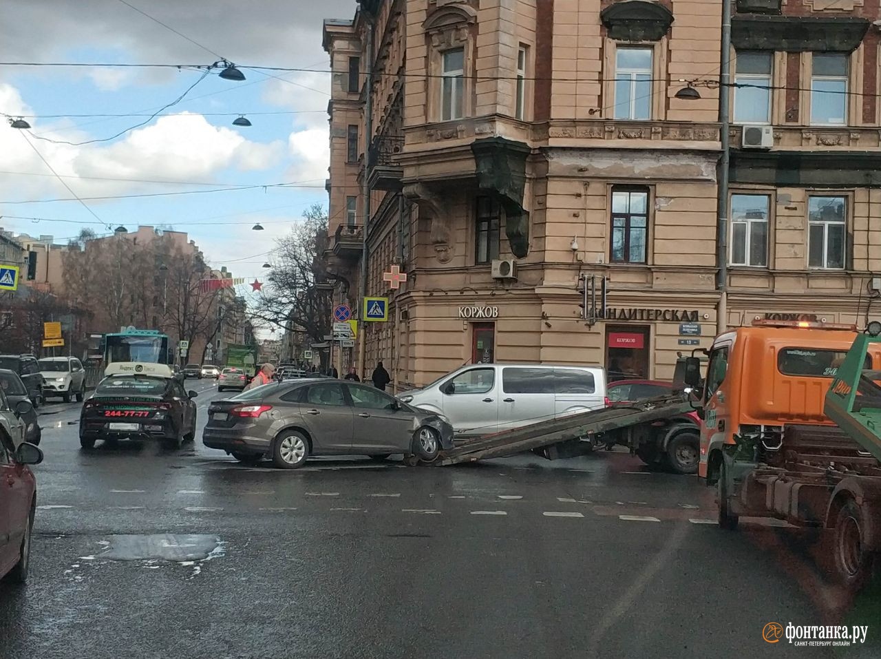 У Чкаловской отключились светофоры, торопливых водителей увозят эвакуаторы