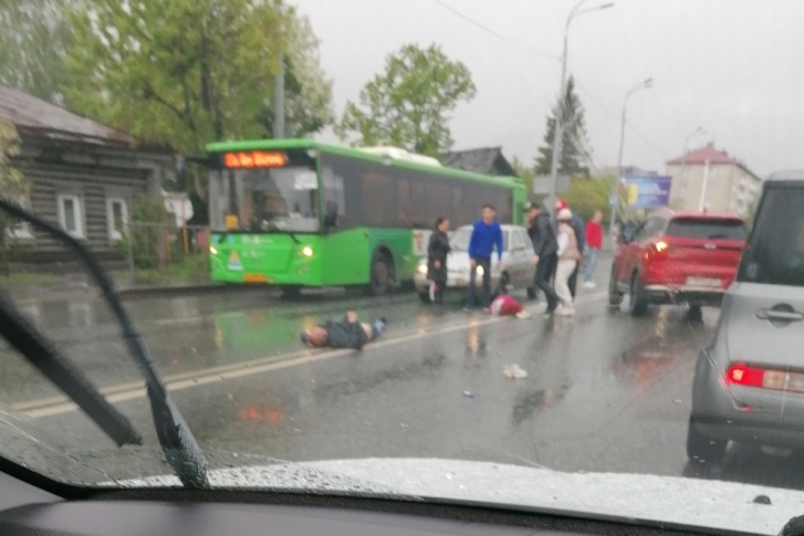 Отец вместе с дочкой перебегал дорогу в неположенном месте Отец вместе с дочкой перебегал дорогу в неположенном месте