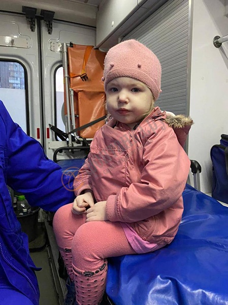 В Рыбацком на полянке возле ЛЭП нашли трехлетнюю девочку. Полиция просит родителей откликнуться
