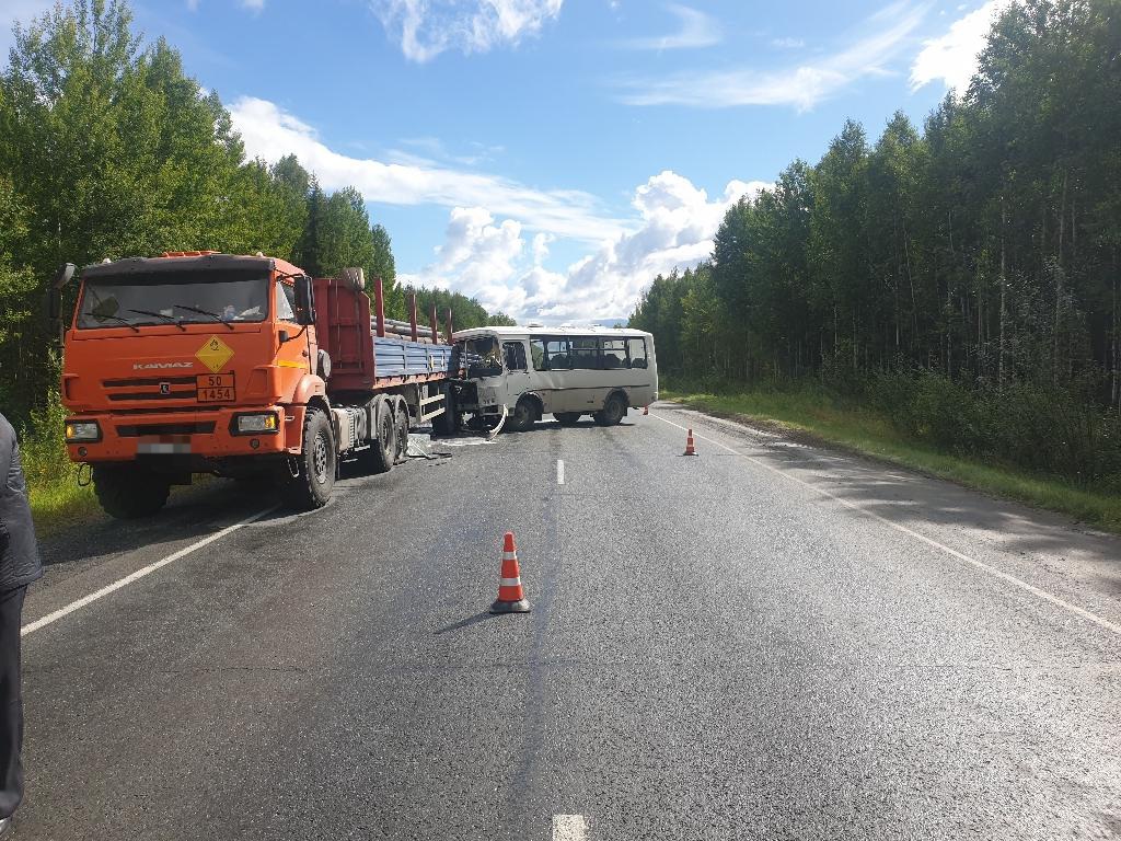 Автомобили практически полностью перекрыли трассу Автомобили практически полностью перекрыли трассу
