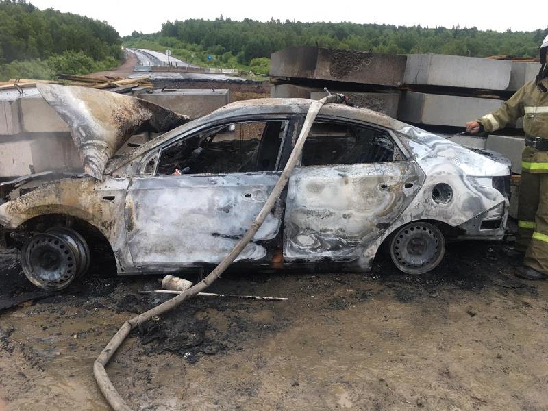 На трассе в Красноярском крае Hyundai въехал в бетонные блоки и загорелся. Пострадал водитель