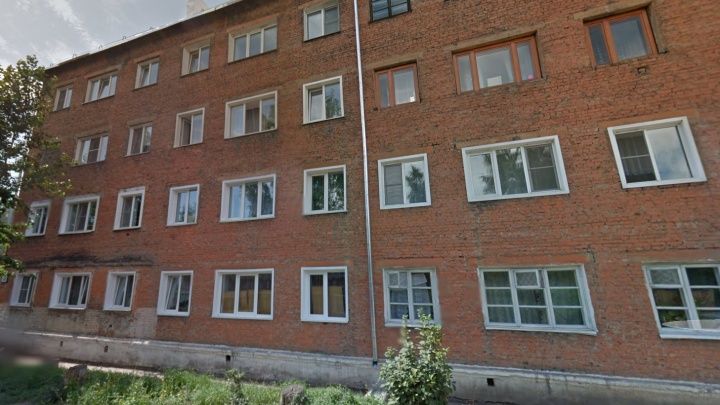 Ребенок попал в больницу после падения из окна в Кузбассе