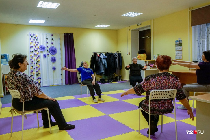 Каждое утро в центре для престарелых тюменцев начинается одинаково. Сначала гимнастика для суставов, а потом зарядка для ума