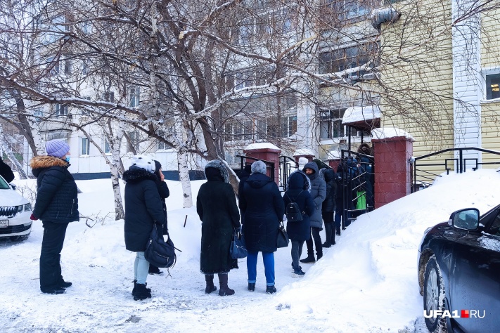 Накануне в поликлинику выстроились огромные очереди из болеющих Накануне в поликлинику выстроились огромные очереди из болеющих