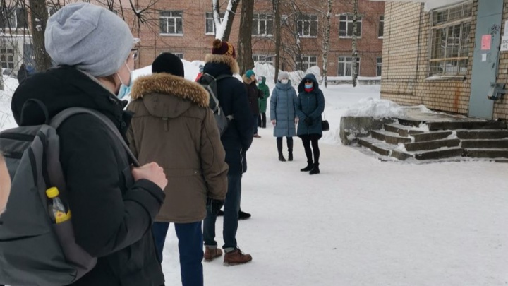 «Внутри еще человек 50–60»: ярославцы выстроились в огромную очередь на улице у поликлиники