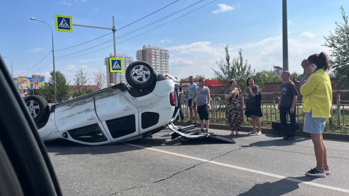 На Взлетке возле отеля Hillton в Красноярске опрокинулся автомобиль «Рено»