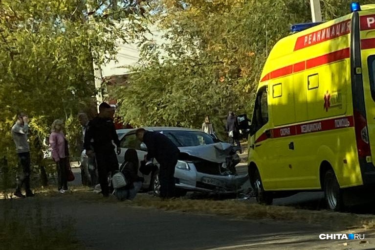 Два автомобиля столкнулись в центре Читы, пострадавших осматривают врачи