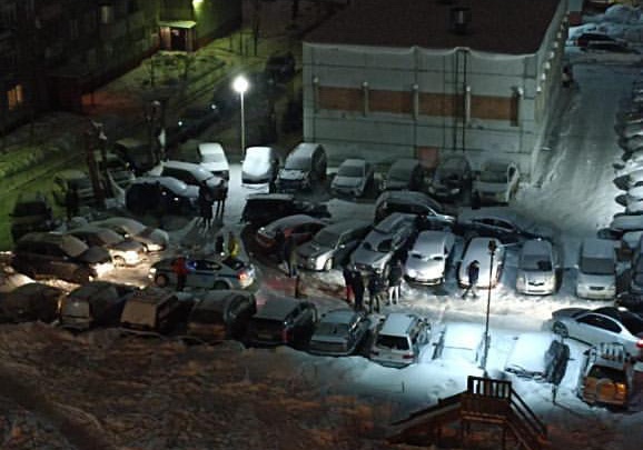 Пьяный водитель протаранил семь припаркованных автомобилей в одном из дворов Новосибирска