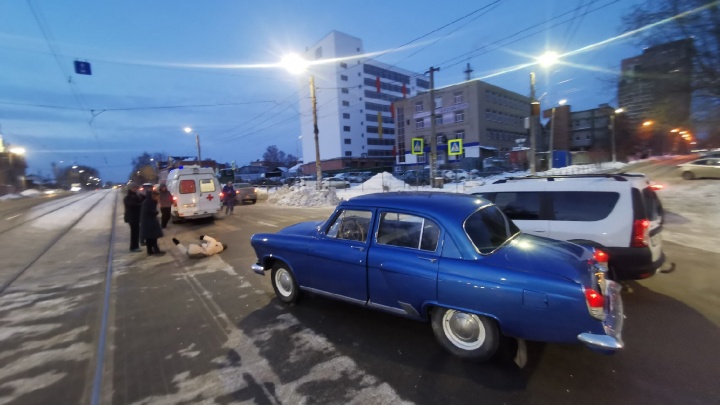 «Торопился на работу»: в Челябинске ретроавтомобиль сбил пешехода