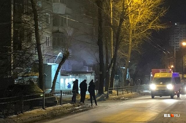 На Уктусе спасатели эвакуировали жильцов дома, надев на них маски, защищающие от дыма