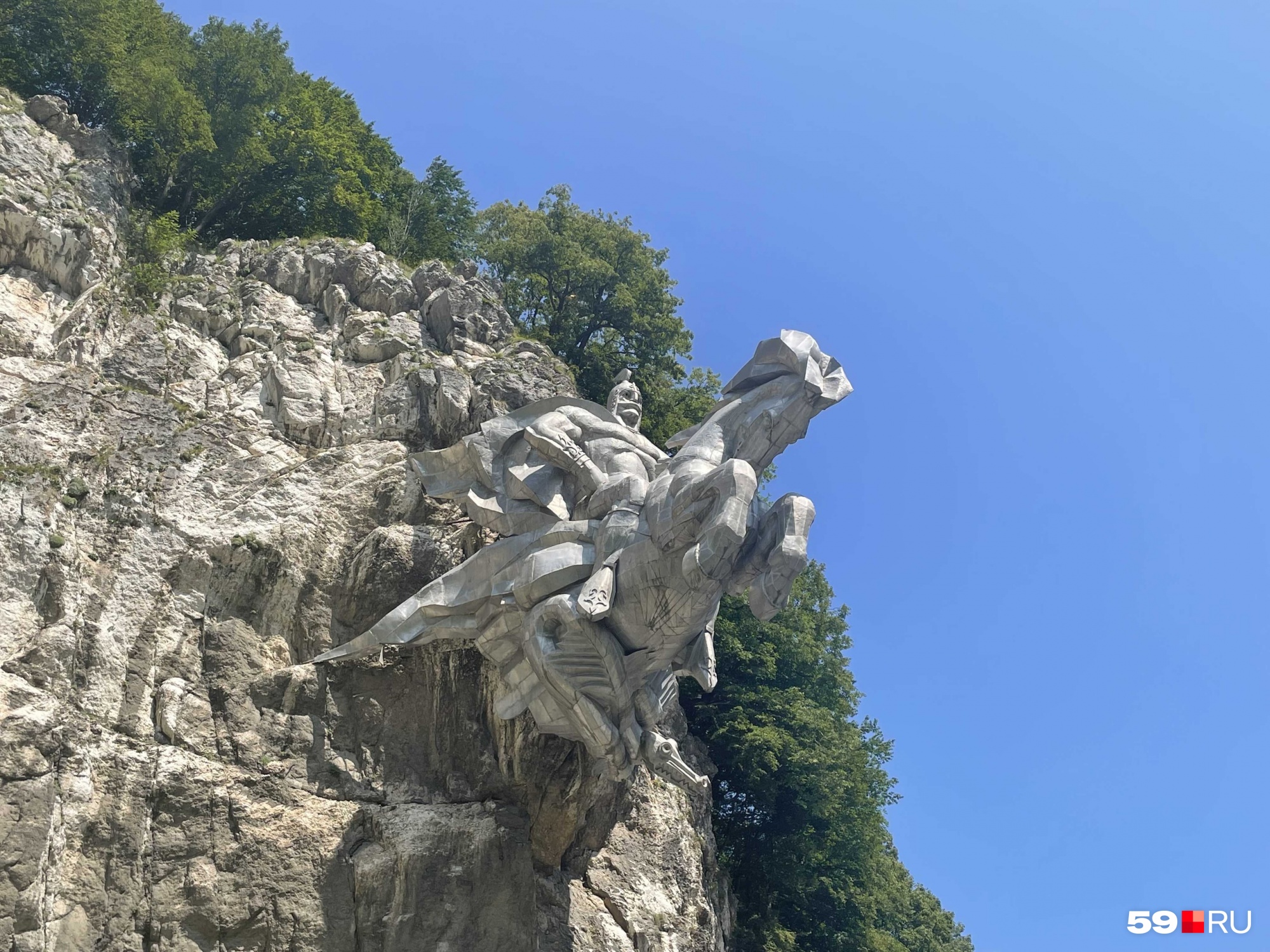 Памятник Уастырджи — герою местного эпоса, покровителю мужчины-путника, воина