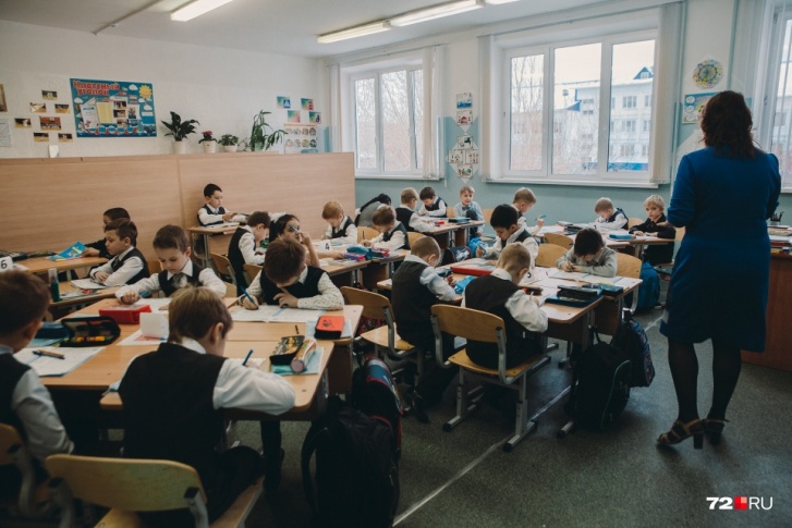 Учителям доплачивают по 5 тысяч рублей за классное руководство. Раньше эта надбавка входила в статистику