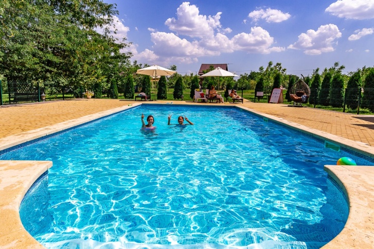 В окрестностях Краснодара расположено несколько баз отдыха с бассейнами
