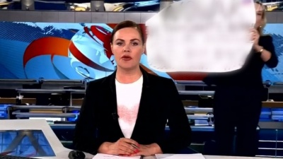 Кто такая Марина Овсянникова? Что известно о выбежавшей в эфир Первого канала с плакатом женщине