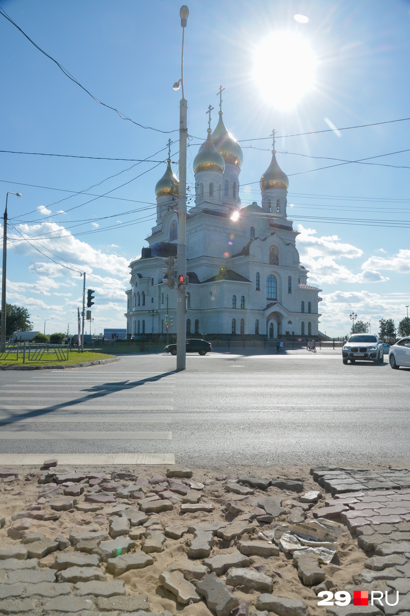 Местами на площади надо переложить плитку, но рабочих не видно Местами на площади надо переложить плитку, но рабочих не видно