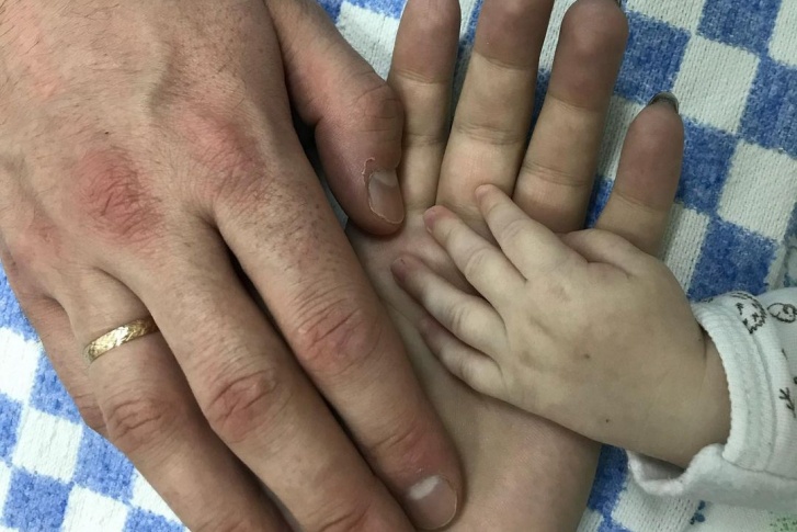 Это одно из последних фото семьи с их новорожденным сыном Это одно из последних фото семьи с их новорожденным сыном