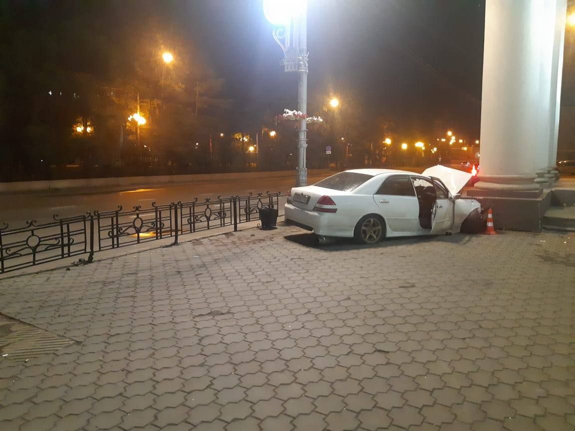 Иномарка врезалась в колонну бывшего иняза в центре Иркутска