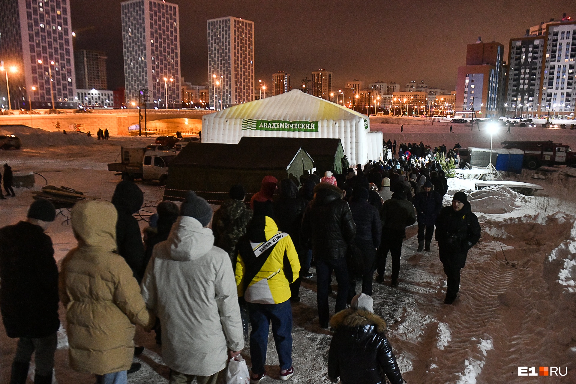 Крещенское купание превратилось в массовое развлечение и продолжение новогодних праздников, к популярным купелям выстраиваются большие очереди Крещенское купание превратилось в массовое развлечение и продолжение новогодних праздников, к популярным купелям выстраиваются большие очереди
