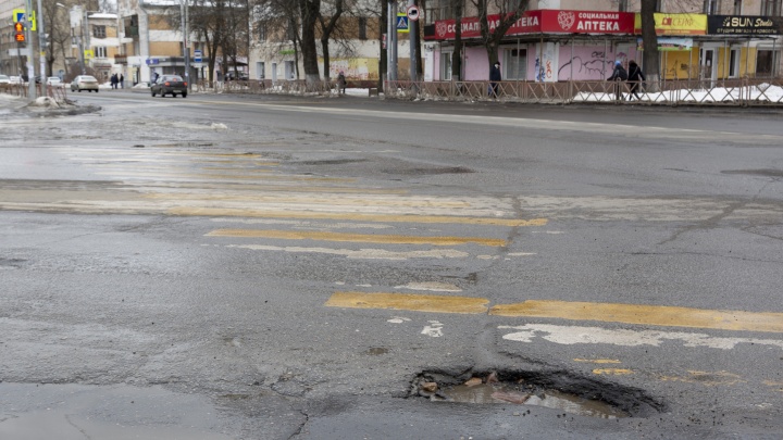 «Не все покрытия могут ее принять»: власти Ярославля обвинили в исчезновении разметки водителей и дороги
