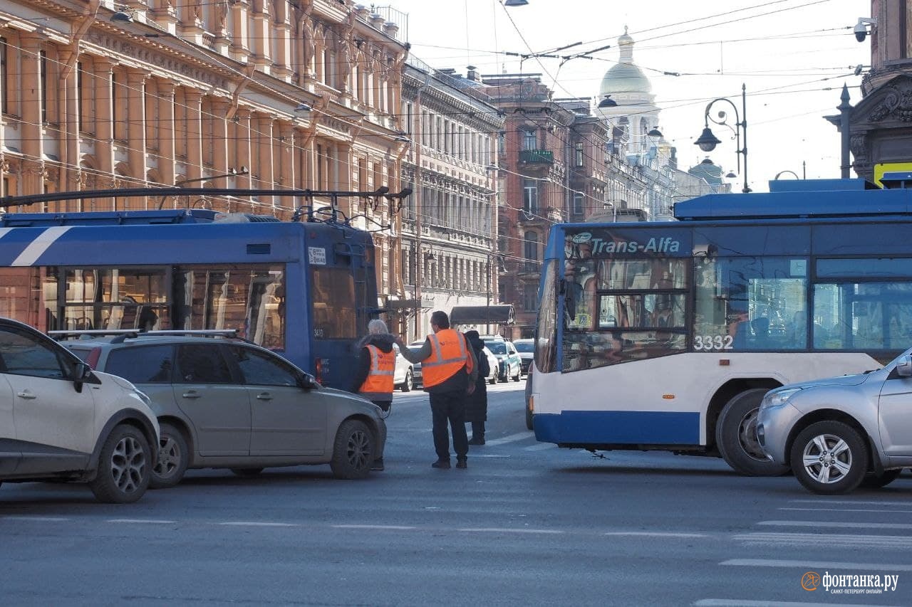 Сбой работы спб сегодня. Троллейбус Санкт-Петербург. Троллейбус на Невском проспекте. Троллейбус фото. Троллейбус БКМ СПБ.