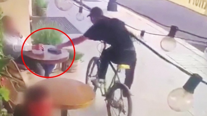 Велосипедист украл у посетителя кафе кошелек, в котором было 130 тысяч рублей. Видео