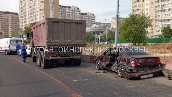 Грузовик перестроился в KIA. В аварии на востоке Москвы пострадали 2-летняя девочка и две женщины