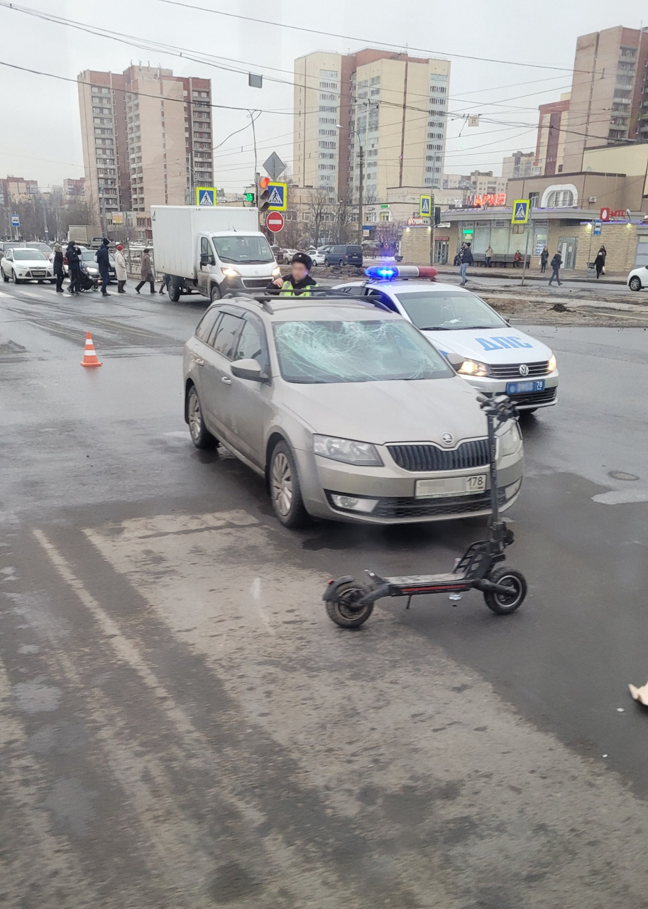 Самокатчики угодили под машину на перекрестке Бухарестской и Олеко Дундича  | 02.03.2022 | Санкт-Петербург - БезФормата