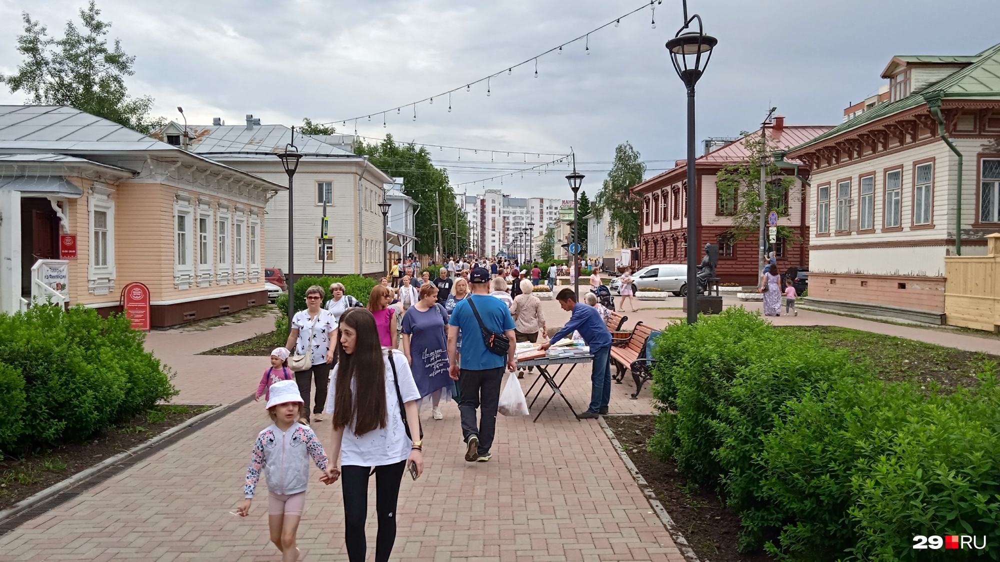 Чумбаровка уже полна гуляющими — часть дневной праздничной программы проходит здесь Чумбаровка уже полна гуляющими — часть дневной праздничной программы проходит здесь